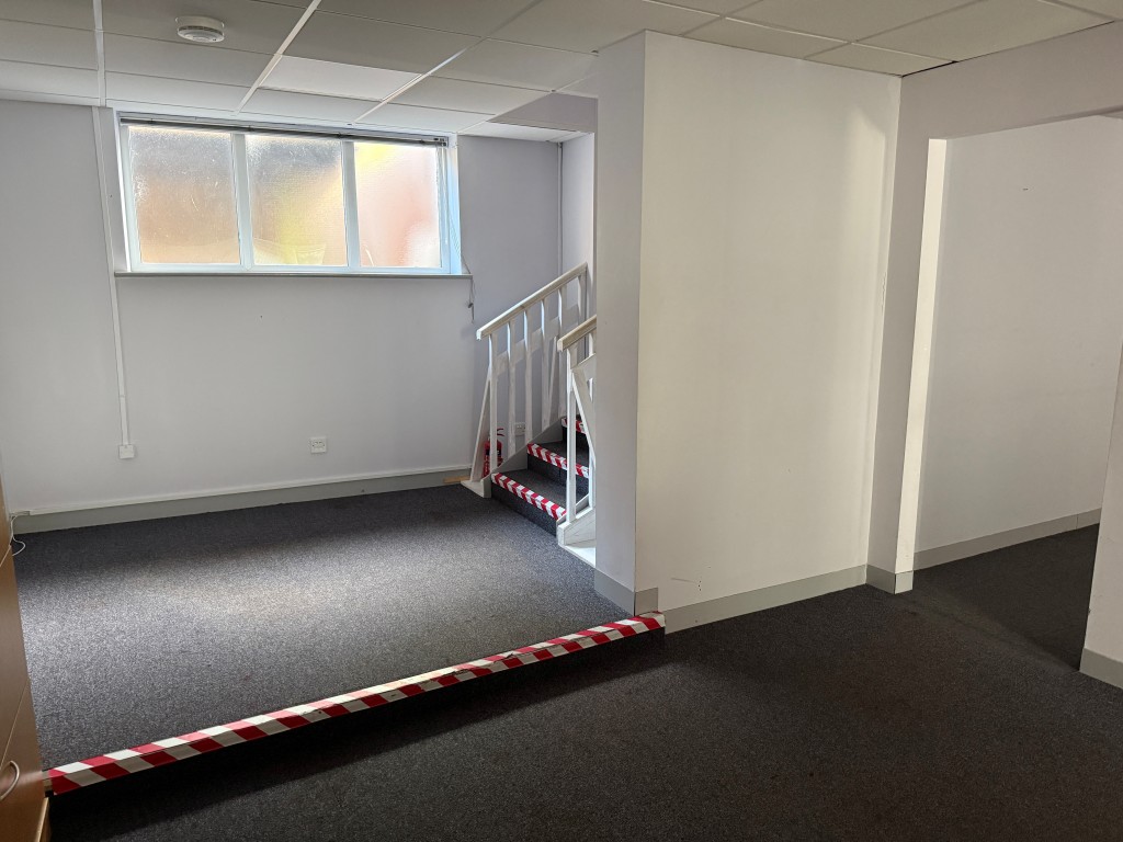 Lot: 11 - DETACHED PROPERTY ARRANGED AS OFFICES AND GARAGES WITH POTENTIAL - GF rear offices 9 & 10